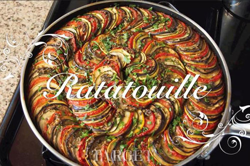 Ratatouille 顾名思义，这道菜起源于法国南部的普罗旺斯地区，是当地人们为庆祝蔬菜丰收而创造出来的，在南法他们通常称这道菜叫“Valentine”。1976年法国名厨Michel Guerard把这道菜做了些变化取名叫“Confit byaldi”。烹饪没有一定之规，只要有西红柿，洋葱，再加入其他蔬菜，合锅炒制，再用胡椒和红酒调味即可。听起来倒也简单，当影片最后，小老鼠用一道完美的 Ratatouille 打动了冰冷的美食家Ego时，他脑海里浮现的童年场景已经告诉了我们一个道理：Simple is best。