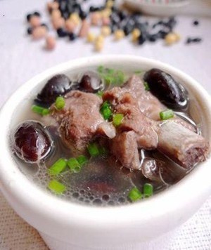 豆排骨汤】材料:黑豆约300g提前用水泡发(泡6小时以上)、猪排骨约400g洗净、盐、食用油适量；做法:1.排骨与凉水一起下锅，大火煮开；2.开锅后依旧大火，方便撇干净浮沫；3.排骨带汤一起倒入砂锅；4.加入黑豆，武火堡5…