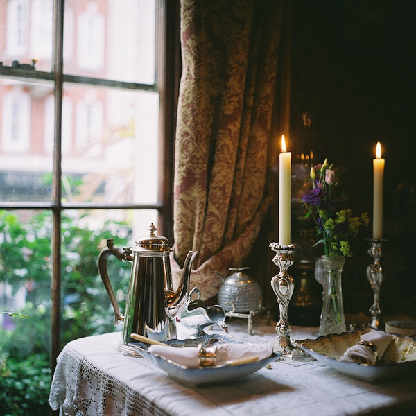 英国夏末的田园诗 @The Sherlock Holmes Museum, London 卷福的餐桌！