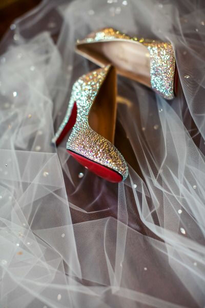 #水晶婚鞋# Glittering gold Louboutins #金色婚鞋# Sparkle your way down the aisle with these fab 。曦 @晨曦小径