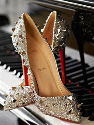 #水晶婚鞋# Glittering gold Louboutins #金色婚鞋# Sparkle your way down the aisle with these fab 。曦 @晨曦小径