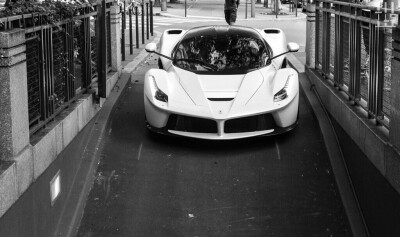 白色法拉利Laferrari~！