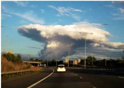 眼看着冰雹在车顶跳舞