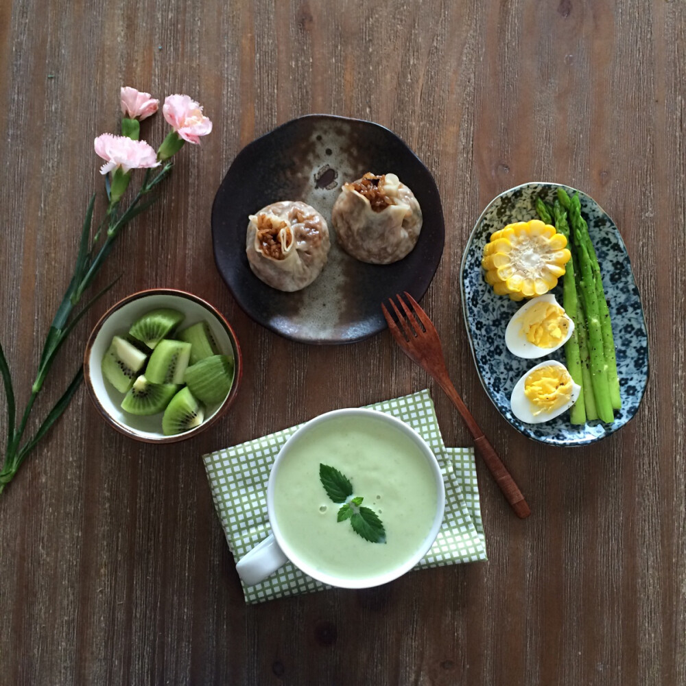 2015.8.28早餐记录：牛油果香蕉奶昔，烧麦、玉米、芦笋、鸡蛋，猕猴桃