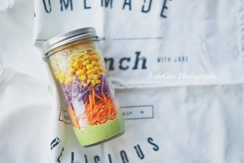 #Salad In A Jar #牛油果酱加牛奶、少许芝士、盐黑椒调好当做今天的沙拉酱，意面总是吃不腻。 [ Salad：牛奶牛油果酱，红萝卜，紫甘蓝，玉米粒，意面 ]