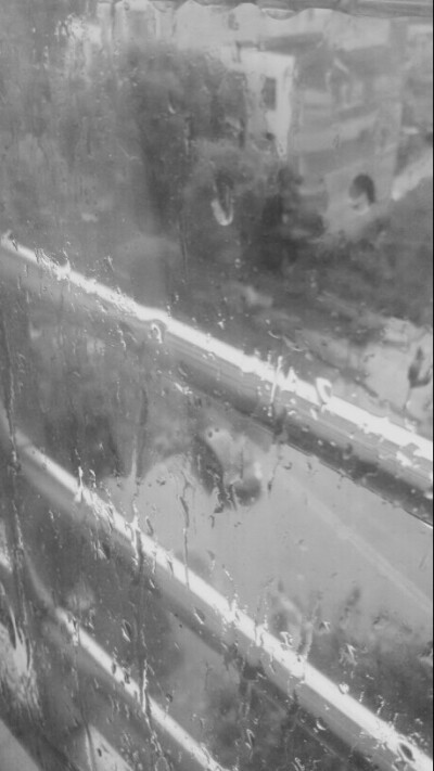 伤心只是因为自己太活泼