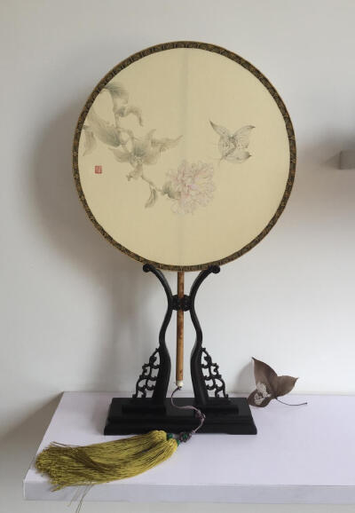 还似花间见，双双对对飞