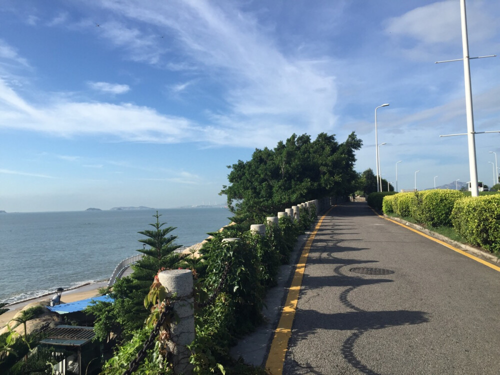 厦门环岛南路,跑步经过这里,干净的跑道,一旁就是大海,抬头便是蓝天.