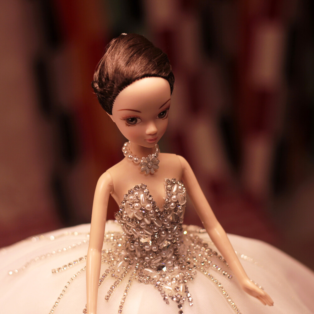 手工镶钻摆尾婚纱芭比新娘中国娃娃情人节生日婚庆摆件礼品