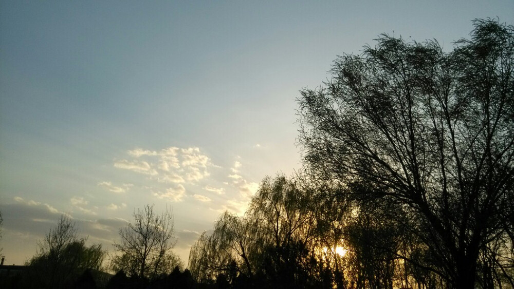 雨歇微凉，画堂春里念琳琅。