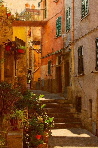 Riomaggiore, Cinque Terre, Italy。 意大利五渔村里奥马焦雷。里奥马焦雷坐落于利古里亚海东北岸的一个河谷地带，起源于公元八世纪，是风景如画额五渔村中最南端的小镇。根据传说，此镇起源于公元八世纪希腊逃犯为…