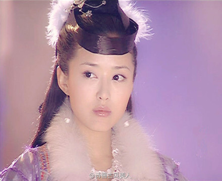 颜丹晨《宝莲灯》【嫦娥】她是中国上古神话人物，上古时期三皇五帝之一帝喾（天帝帝俊）的女儿、大羿之妻，其美貌非凡。本称姮娥，因西汉时为避汉文帝刘恒的忌讳而改称嫦娥，又作常娥。又有称其姓纯狐，名嫄娥。神话中因偷食大羿自西王母处所求得的不死药，而奔月成仙，居住在月宫之中。