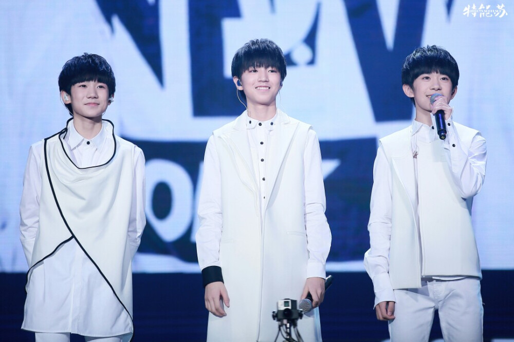 TFBOYS cr.logo