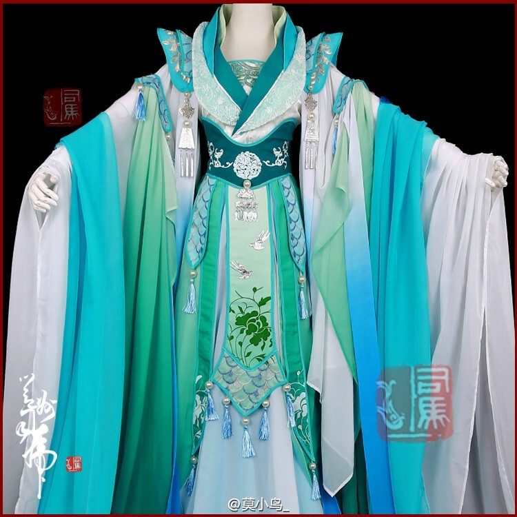 #邕州司马#绿白渐变 鱼鳞刺绣古装COS服【听露】#三生三世十里桃花# 白浅 本套所有印花皆为独家开版手工印花~设计@每周必须少一斤的面包司马 摄影感谢@Mc_视觉工坊@McZ是怪蜀黍 地址：【邕州司马】绿白渐变 鱼鳞刺绣古装COS服【听露】三生三世/白浅 淘宝链接：https://item.taobao.com/item.htm?id=44156400511&amp;amp;spm=a310v.4.88.1