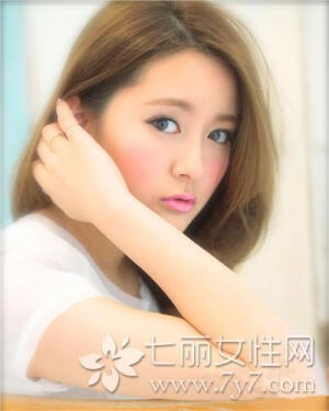 女生齐肩短发发型LOOK4 时尚指数：★★★★★ 时尚看点：内扣的发尾和齐肩短发发型搭配在一起，让发型显得活泼又不失大方气质，将左边的头发撩至耳后，不仅清爽十足更是完美凸显女生侧脸脸型。