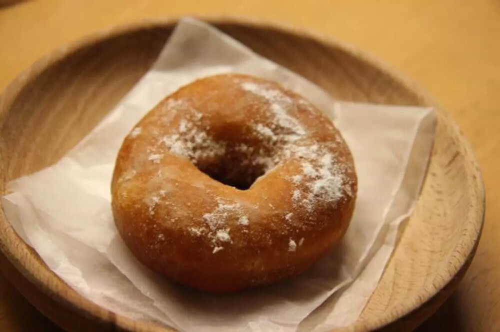 甜甜圈 1、牛奶加热到40度左右，溶解酵母，静置几分钟，所有原料混合均匀，揉成面团，揉十几分钟后至扩展阶段。 2、把面团套保鲜袋放温暖处发酵至两倍大，取出来排气，松弛10分钟，面团擀成1厘米左右的方形面饼，用模具在上面印出甜甜圈形状的饼胚，入发酵箱二次发酵40分钟（设定温度35，湿度65），具体还要看发酵的状态，即，用手指轻轻按下去，如果按下去不反弹，说明还没有发酵到位，如果快速反弹，说明已经发酵过头了，只有慢慢弹起来才算发酵好。 3、油至七八成热（温度在180°C），入油锅里，待激烈反应过后，反面，再炸30秒左右，再反面就可以起锅滤油。