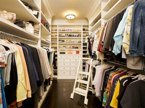 只需小小的储藏室几个平方就可以装成自己喜欢的衣帽间