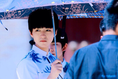 #王俊凯# #TFBOYS# 以后要和李心洁那样气质的女孩子拍在古城相遇的故事就好了