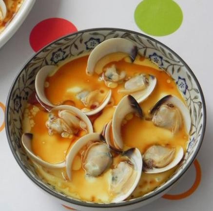 白蛤蒸蛋】1.姜葱加水煮开，放入洗干净的白蛤，煮至微开备用; 2.三个鸡蛋打散，取白蛤水150ML混合; 3.盘子抹油，放入煮开的白蛤，倒入过筛的蛋液; 4.盖上保鲜膜,水开后放入,大火蒸10分钟至蛋液凝固，淋上酱油和香油即可。