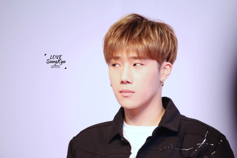 【LSK独家】150827 KBEE 记者会圣圭4P，瞅啥呢[挖鼻][笑cry][笑cry] [edit：kenny，图片禁止二改商用，转载请注明LoveSungKyu_热恋站] 更多请戳站内：http://t.cn/RyzZcE8。infinite