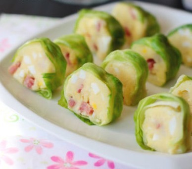 土豆寿司泥】 1、土豆削皮切块，加奶油，微波炉高火转8min。 2、锅里加没过鸡蛋的水，水开后8min取出放凉。 3、用勺子将土豆碾成泥，加入蛋黄碾，搅匀。 4、加切好丁的蛋白和腊肠搅匀，中间加盐调味。 5、将土豆泥捏成粗条，用生菜叶包好。 6、在蒸锅中蒸30秒，取出切块即可。