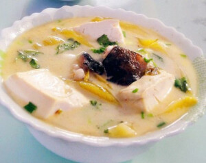 酸菜鱼头炖豆腐】 1、鱼头洗净沥干，用盐腌片刻。 2、咸酸菜洗净切成条，姜切片，葱切葱花；豆腐切厚块。 3、锅内加油烧开，鱼头抹上一层薄生粉放入，两面煎黄，加少许米酒，清水，姜片，盖盖大火将汤煮成奶白色。 4、将豆腐，酸菜放入，炖15分钟。 5、豆腐入味后撒上胡椒粉、麻油、葱花或芜茜即可