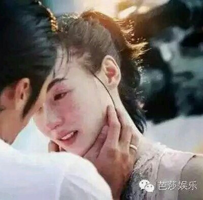 这是当年谢向张柏芝求婚时的照片。当时的柏芝心情怕是百感交集，五味杂陈吧，更多的是终于守得云开见日出的惊喜交加……再看这照片，忍不住唏嘘，世间事，谁又预料得到呢？