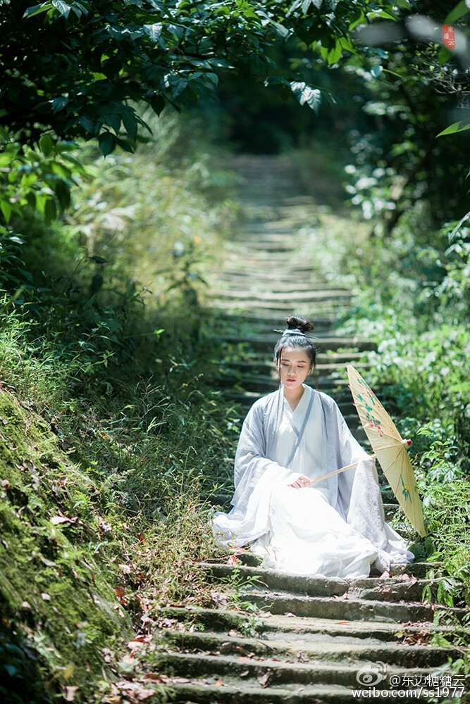 【汉服】《南山寻》青山碧落，云亦有声。南山幽林恰逢君，何以远黛晓浮生。出镜@MUMO_MOMU 造型@胖瞳喵尾星 摄影@东边糖糖云