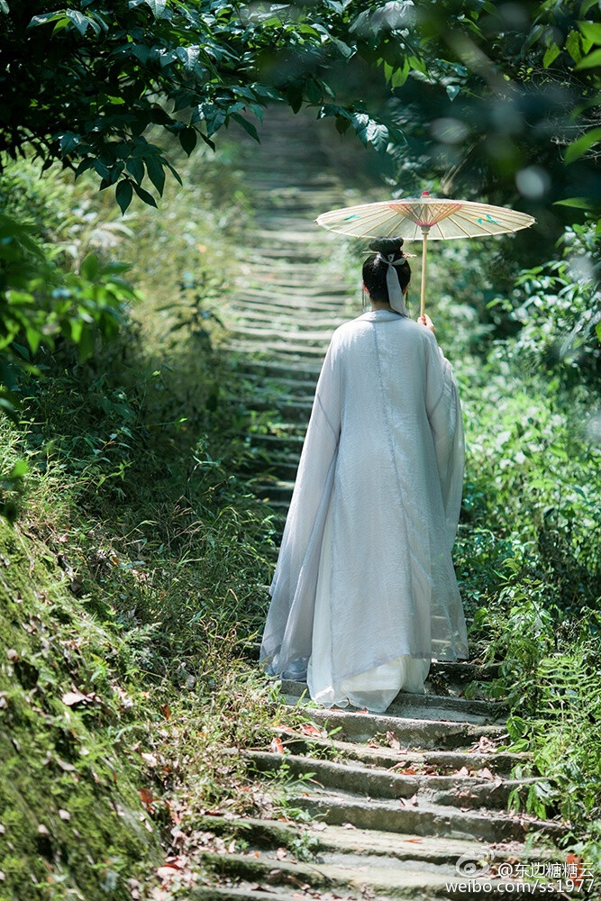 【汉服】《南山寻》青山碧落，云亦有声。南山幽林恰逢君，何以远黛晓浮生。出镜@MUMO_MOMU 造型@胖瞳喵尾星 摄影@东边糖糖云