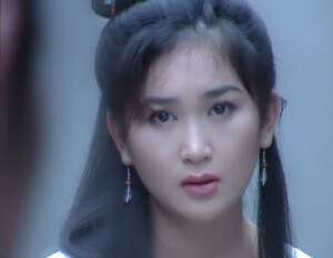 温碧霞《圆月弯刀》【秦可情】她是丁鹏之初恋情人，实则乃柳若松之妻。容颜绝世，风情万种，用美人计害得丁鹏身败名裂，最终却故意死在他的怀里，不管是爱是恨，她都要让丁鹏深深地记住了自己。最动人难忘的誓言：黄花树下，不见不散。