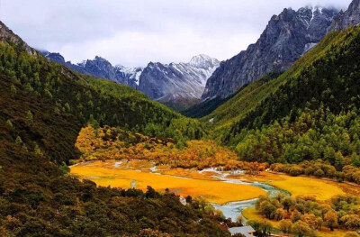 稻城—亚丁风景区位于四川甘孜藏族自治州南部，地处青藏高原东部，横断山脉中段，东南与凉山州木里县接壤，西邻乡城县并与云南省中甸县毗邻，北连理塘县。这里有雪山、冰川、峡谷、森林、草甸、湖泊等景观，仙乃日、…