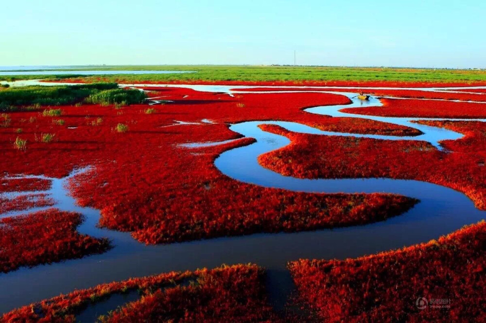  盘锦红海滩，位于辽河三角洲的盘锦市，有一处著名的国家级自然保护区——红海滩。坐落在赵圈河乡100平方公里的苇田湿地内，它以全球保护最好、规模最大的湿地资源为依托，以举世罕见的红海滩、是一处自然环境与人文景观完美结合的纯绿色生态旅游景区。9月份的红海滩就像仙境一般，置身其中，涤荡身心。