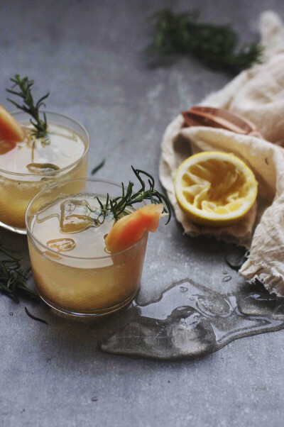 peach and rosemary cocktail