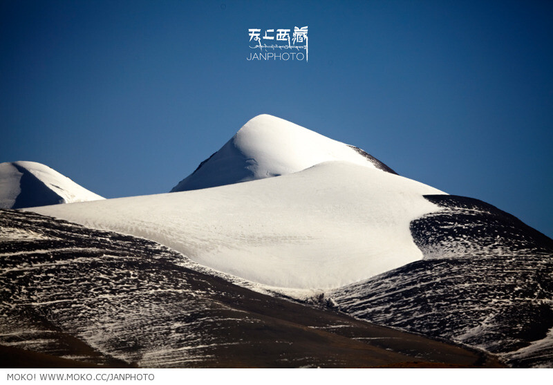 摄于2010年12月，念青唐古拉山脉。 念青唐古拉山脉位于中国西藏自治区，属断块山。 西接冈底斯山脉，东南延伸与横断山脉伯舒拉岭相接， 中部略为向北凸出，同时将西藏划分成藏北、藏南、藏东南三大区域。 长700千米，终年白雪皑皑，云雾缭绕。