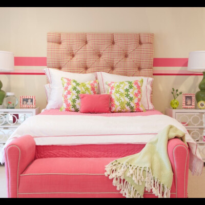 女生 卧室 设计 配色 西瓜红 与 白，粉，草绿 打造的可爱感觉