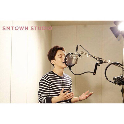 150830 EXO主唱CHEN无人能敌的超强魅力 【smtownstudio】INS更新，CHEN身为EXO主唱之一不用多说明就能知道拥有深厚歌唱底子，录音室里做着最喜欢也最熟悉的事，脸上表情满足且陶醉。