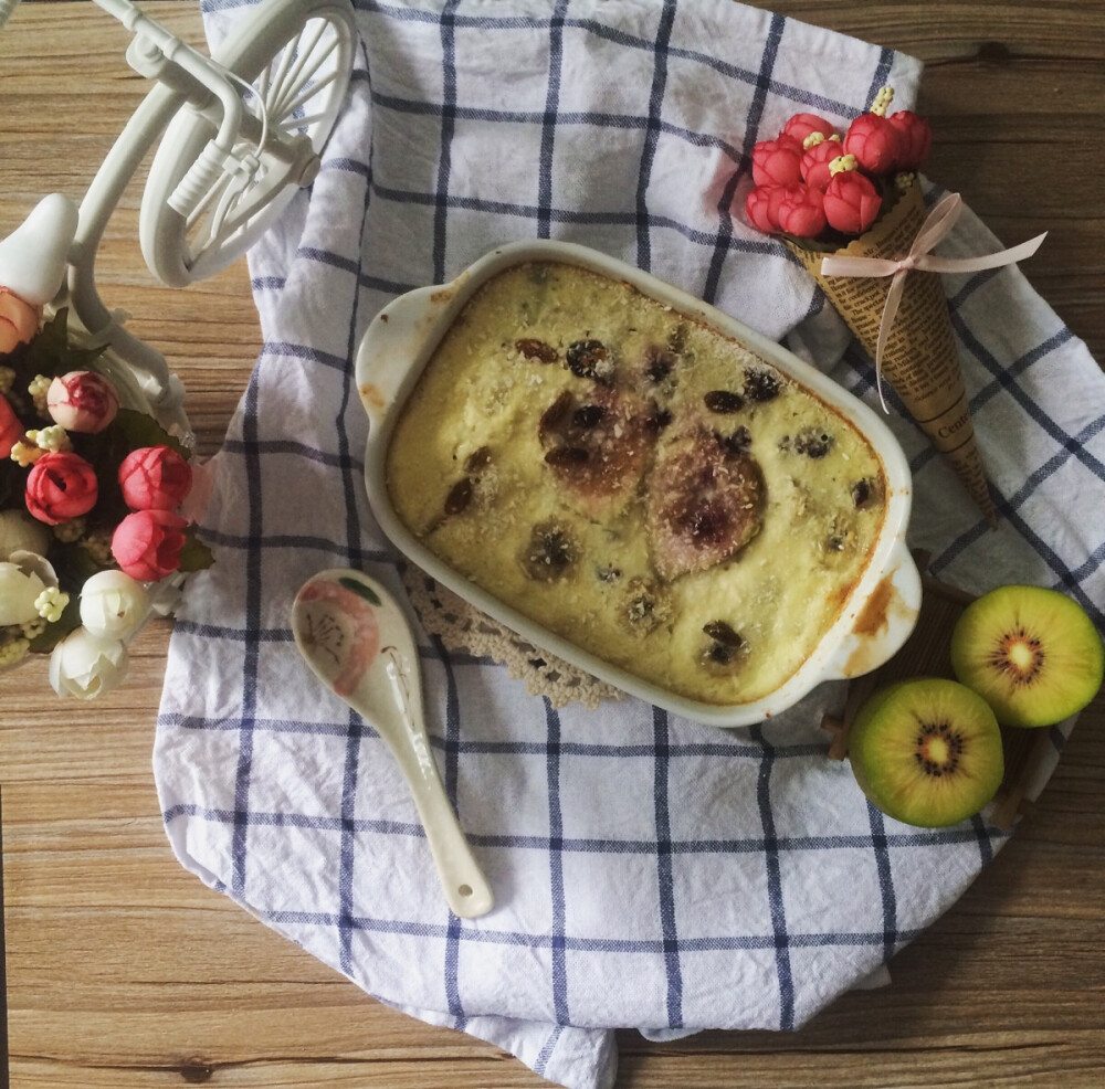 Baked Oatmeal。加了椰蓉和核桃粉的烤燕麦简直大爱。要成为自己喜欢的人才行啊～