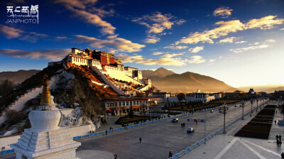拾贰月刊.布宫之晨。 初冬的西藏，天空是洁净的。 日出前的一点点薄云，随着太阳的升起而将渐渐散去。 我喜欢这清晨的天空。