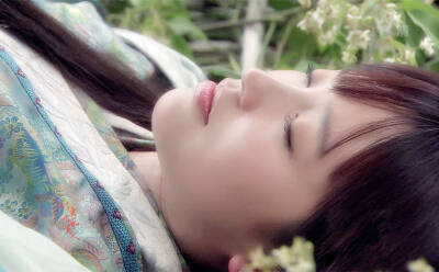 金莎《神话》【吕素】她是一个本可以荣华富贵过一生的千金小姐，一个笑靥如花的女子，性格内向含蓄，对爱执着、率真。就在遇见易小川的那一刻，彻底“沦陷”。孱弱的少女为了救心爱的人，自己染上了瘟疫。在河边戴上…