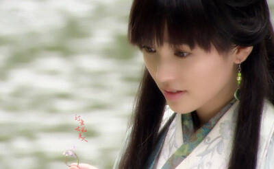 金莎《神话》【吕素】她是一个本可以荣华富贵过一生的千金小姐，一个笑靥如花的女子，性格内向含蓄，对爱执着、率真。就在遇见易小川的那一刻，彻底“沦陷”。孱弱的少女为了救心爱的人，自己染上了瘟疫。在河边戴上…