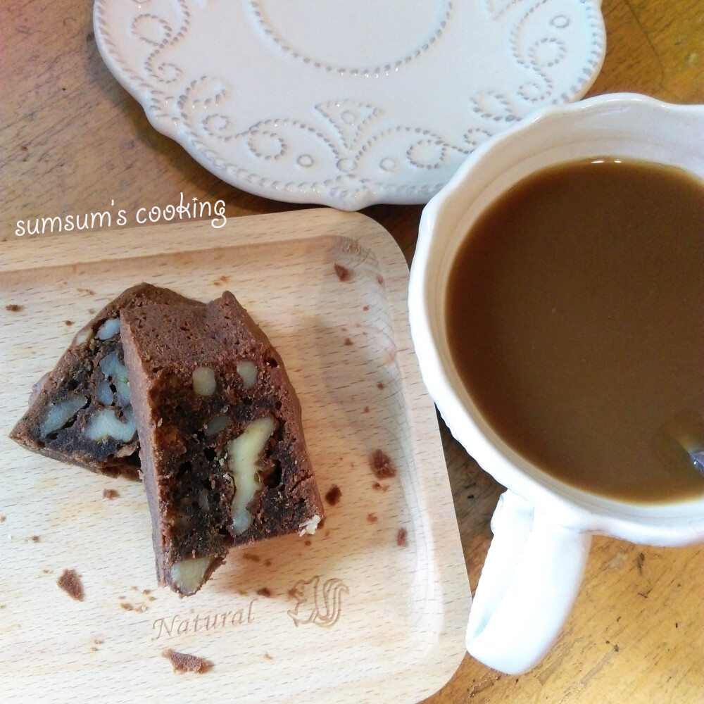 早餐 brownie+coffee。菜谱传送机→http://www.meishij.net/zuofa/hetaobulangni_7.html