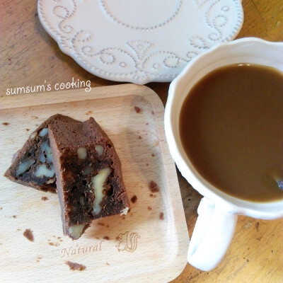 早餐 brownie+coffee。菜谱传送机→http://www.meishij.net/zuofa/hetaobulangni_7.html