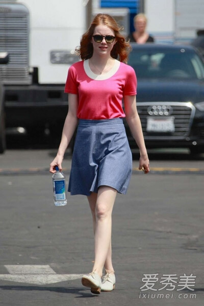 Emma Stone——粉红色短袖T恤配蓝灰色半身裙，简洁大方的风格，尽显甜美活泼的Style。