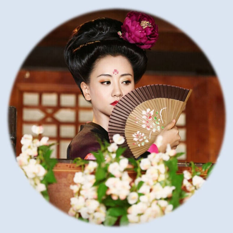 苏莲衣《美人制造》【苏莲衣】她虽是容颜娇媚的歌舞坊老板娘，但本性豪爽大方，敢爱敢恨，对于贺兰钧痴情不悔却屡遭拒绝，却绝不放弃，与贺兰钧同进退共苦难，不惜为爱付出生命。爱情追逐固然坎坷，但终也赢得贺兰钧的真心，欢喜冤家有情人终成眷属。by诗画古风美人
