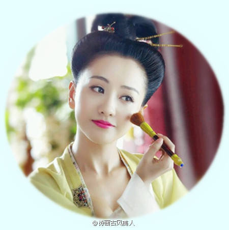 杨蓉《美人制造》【苏莲衣】她虽是容颜娇媚的歌舞坊老板娘，但本性豪爽大方，敢爱敢恨，对于贺兰钧痴情不悔却屡遭拒绝，却绝不放弃，与贺兰钧同进退共苦难，不惜为爱付出生命。爱情追逐固然坎坷，但终也赢得贺兰钧的真心，欢喜冤家有情人终成眷属。by诗画古风美人