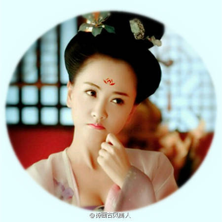 杨蓉《美人制造》【苏莲衣】她虽是容颜娇媚的歌舞坊老板娘，但本性豪爽大方，敢爱敢恨，对于贺兰钧痴情不悔却屡遭拒绝，却绝不放弃，与贺兰钧同进退共苦难，不惜为爱付出生命。爱情追逐固然坎坷，但终也赢得贺兰钧的真心，欢喜冤家有情人终成眷属。by诗画古风美人