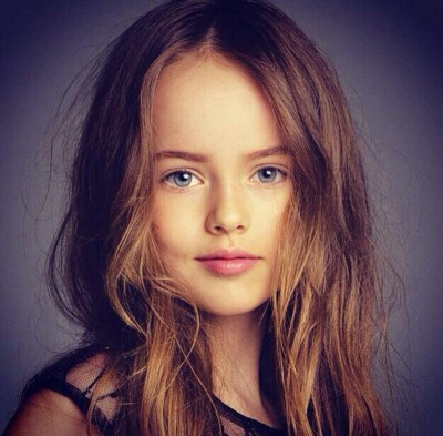 俄罗斯金发碧眼的9岁气质女模Kristina Pimenova被誉为“世界第一美少女”，3岁出道，9岁已经是世界名模了，颜值简直了！