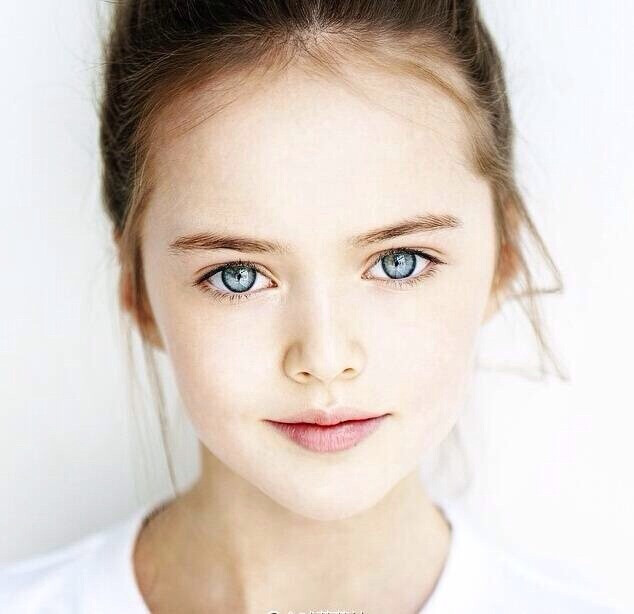 俄罗斯金发碧眼的9岁气质女模Kristina Pimenova被誉为“世界第一美少女”，3岁出道，9岁已经是世界名模了，颜值简直了！