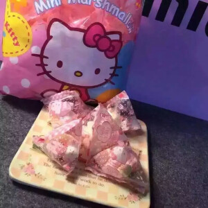 E0115 一箱子kitty棉花糖 我心都要融化了～～～ 超大一包～送给闺蜜或者小朋友真的赞爆了 最主要是不只包装好看 糖也好吃！都有独立包装 随时带在身边  价格：19.5