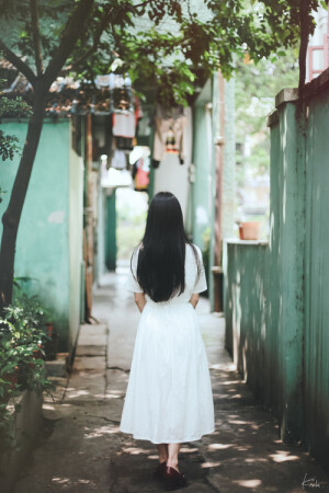 只是会有一些事情，一些人，使我们独自一人的时候，会无声感伤，却没有任何悔改。有一些事情，一些人，提醒我们曾经照耀彼此眼目，粉身碎骨般剧烈，并依旧在想念。